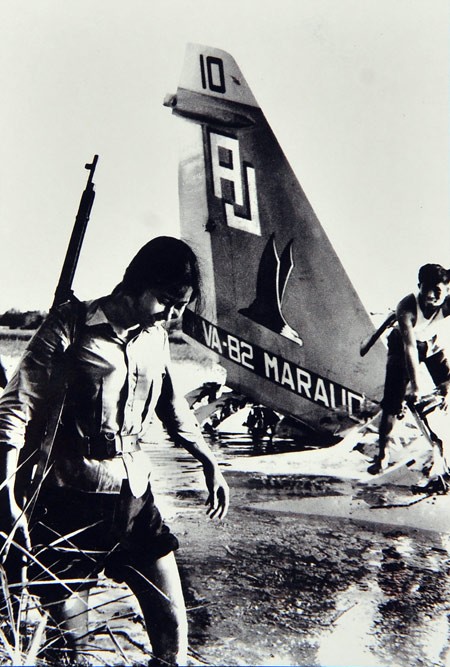 Nữ thanh niên xung phong rửa chân bên cạnh xác máy bay Mỹ.